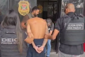 Imagem colorida mostra homem apontado como chefe de quadrilha que invade casas em SP sendo preso por policiais do Deic - Metrópoles