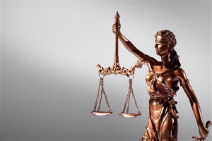 Fotografia colorida mostrando estátua da Justiça-Metrópoles