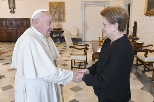 Imagem colorida de papa Francisco ao lado da ex-presidente Dilma Rousseff - Metrópoles