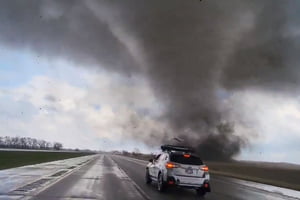 Imagem colorida mostra tornado que atingiu o Nebraska nos Estados Unidos - Metrópoles