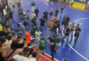 Torcedores e jogadores brigando em Palmeiras x Corinthians - Metrópoles