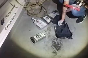 Imagem noturna mostra embalagens com cocaína no chão de um navio