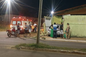 Foto colorida do carro que atingiu uma casa em Campo Grande - Metrópoles