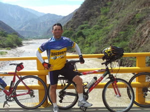 Imagem colorida do ciclista e missionário George da Silva de Souza - Metrópoles