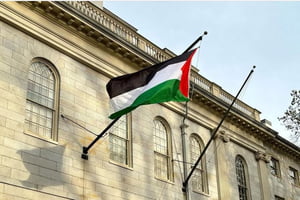 Foto colorida da bandeira da Palestina em Harvard, nos EUA - Metrópoles