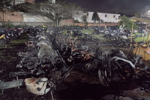 Foto colorida de motos queimadas em Santa Catarina - Metrópoles
