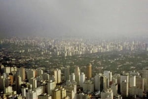 nuvem poluição sobre a cidade
