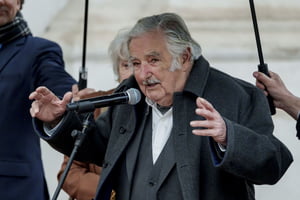 O ex-presidente do Uruguai José Mujica fala à imprensa