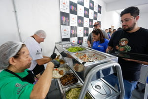 Rede Cozinha Escola prepara e distribui 400 refeições por dia para pessoas em vulnerabilidade social