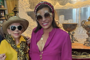 Foto de duas mulheres com óculos chamativos. Ela estão sorridentes - Metrópoles