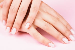 foto de uma mão com unhas pintadas de branco