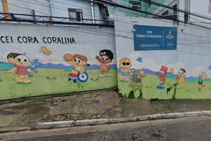 Imagem dolorida de fachada de escola infantil, com personagens infantis desenhadas no muro; teto de uma sala desabou no local, ferindo crianças - Metrópoles