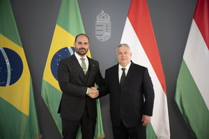 Imagem colorida de Eduardo Bolsonaro e primeiro-ministro da Hungria - Metrópoles