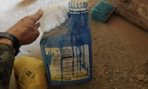 foto colorida de galão de "veneno azul": produto químico acabou provocando morte de cão em Martinópolis (SP) - Metrópoles
