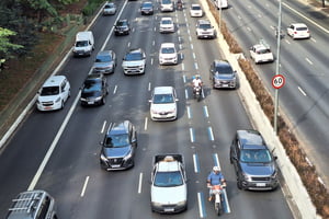 Imagem mostra o trânsito na Avenida 23 de Maio - Metrópoles