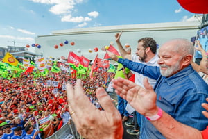 foto colorida de Lula durante evento das centrais sindicais na arena Corinthians - Metrópoles