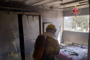 Foto colorida de quarto destruído por chamas