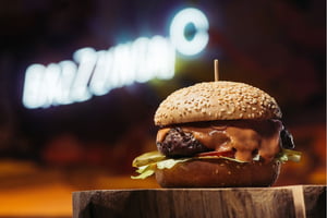 Foto colorida de um hambúrguer - Metrópoles