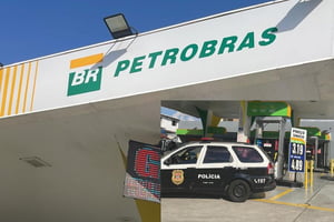 Montagem com foto colorida de viatura da Polícia Civil de São Paulo em frente à bomba de combustíveis em posto em dia ensolarado (destaque direita) com imagem de fachada de posto da Petrobras ao fundo - Metrópoles