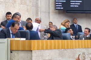 Imagem colorida mostra bancada da mesa diretora da Câmara Municipal de São Paulo, com vereadores discutindo em plenário - Metrópoles