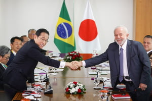 Imagem colorida do presidente Lula em aperto de mão com o primeiro-ministro do Japão, Fumio Kishida, no Palácio do Planalto - Metrópoles
