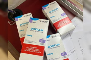 Foto mostra comprimidos de doxiciclina doxiprep