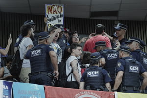 Imagem colorida mostra galerias da Câmara Municipal com GCMs e manifestantes protestando contra a privatização da Sabesp; assunto foi para a Justiça - Metrópoles