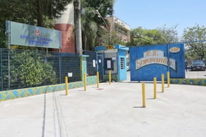 Imagem colorida mostra fachada da Escola Estadual Sapopemba, na zona leste de SP - Metrópoles