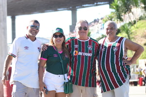 Imagem colorida de torcedores do Fluminense - Metrópoles