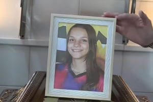 foto colorida do enterro de Victoria Lorrany: imagem da adolescente sobre caixão - Metrópoles