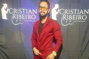 Cristian Ribeiro posa de look vermelho antes de um de seus shows - Metrópoles