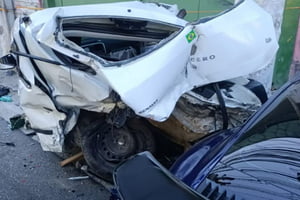 foto colorida de Porsche em alta velocidade que provocou morte de uma pessoa em acidente no Tatuapé - Metrópoles
