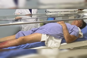 Foto mostra Jair Bolsonaro em uma espécie de tubo de vidro internado em hospital por erisipela