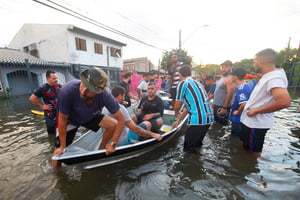 Pessoas são evacuadas em barco após o Inundação do rio Guaíba no bairro Sarandi em Porto Alegre, Brasil - Metrópoles