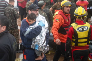 Crianças são resgatadas em barcos após inundação do rio Guaíba em Porto Alegre, Brasil - Metrópoles