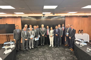 Imagem colorida de reunião entre a bancada evangélica e o ministro da Justiça Ricardo Lewandowski