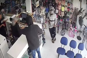 Trecho da câmera de segurança da loja roubada por filho de guarda municipal - Metrópoles
