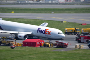 Avião da FedEx faz pouso forçado em aeroporto da Turquia