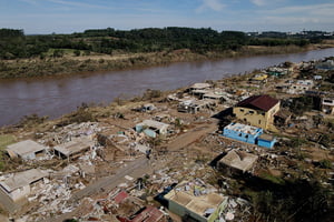 destruição e rua submersa após forte enchente atingiu Roca Sales, Rio Grande do Sul