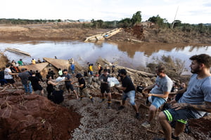 Voluntários ajudam a população após a enchente do Rio Guaíba inundarem as ruas da cidade de Porto Alegre no Rio grande do Sul RS - Metrópoles
