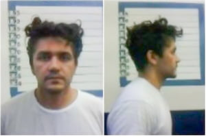 Duas fotos de mesmo homem, de frente e de lado, com os cabelos desgrenhados e camiseta branca em frente régua medidora de altura no sistema carcerário - Metrópoles