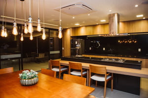 Fotografia colorida mostrando sala de jantar de apartamento-Metrópoles