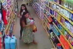Câmeras de segurança do supermercado Super Planalto, na QS 406 em Samambaia, registraram o momento em que duas mulheres furtaram o estabelecimento, na tarde desta quinta-feira (9/5).