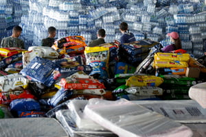 Militares organizam as doações de água e comida que serão enviadas para o Rio grande do Sul RS - Metrópoles