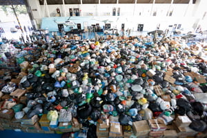 Militares organizam as doações de água e comida que serão enviadas para o Rio grande do Sul RS - Metrópoles