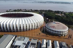 Imagem dos estádios do Inter e Grêmio alagados - Metrópoles