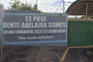 Imagem colorida de fachada da Escola Estadual Prof. Bento Abelaira Gomes, local onde duas estudantes foram apreendidas - Metrópoles