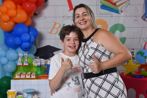 Foto mostra a Gabriela e João Pedro, mãe e filho. Ele tem hemofilia e autismo