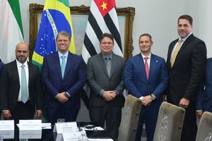 Imagem colorida mostra grupo de representantes do governo de SP e da empresa Edge Group em São Paulo - Metrópoles