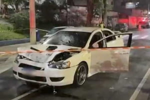 Imagem colorida mostra carro dirigido por engenheiro alcoolizado amassado após atropelar e matar jovem de 19 anos em São Caetano - Metrópoles